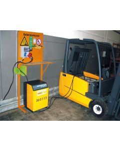 Batterieladeplatz Typ BL mit CCEform Steckdose 400V (Zubehör) beim Aufladen eines Elektro-Gabelstaplers